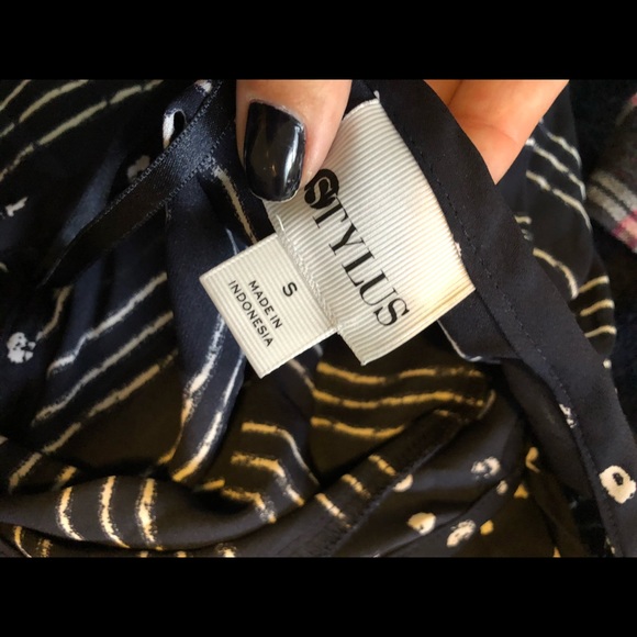 Blue & White Patterned Sleeveless Blouse - Picture 3 of 3